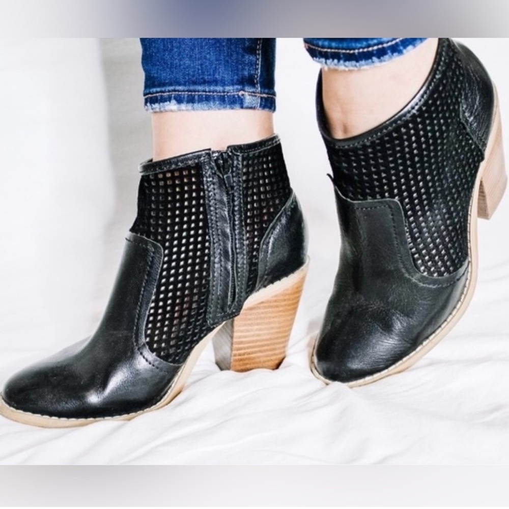 Saks Fifth Avenue GRAY Black perforated leather 3” heeled ankle boots size 6